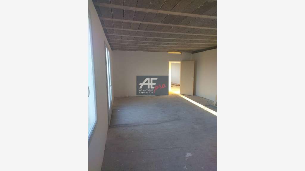 A louer bureau 40m² lumineux avec parking à Donges