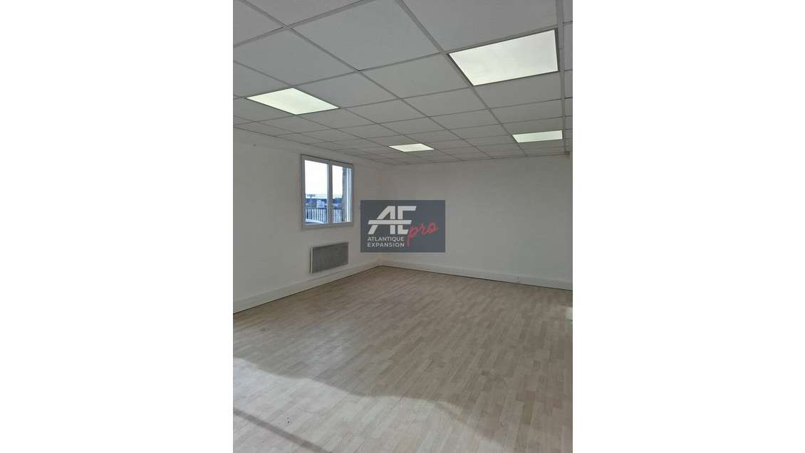 A louer bureau de 38m² lumineux en RDC à Donges