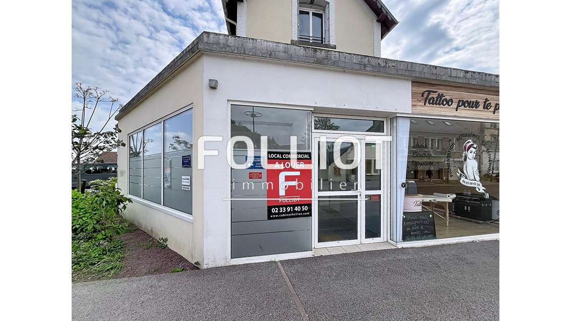 A louer local pro 45m² avec vitrine à Donville 