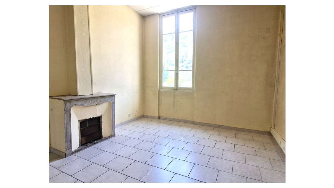 A louer bureaux en étage avec parkings 87m² Drap 