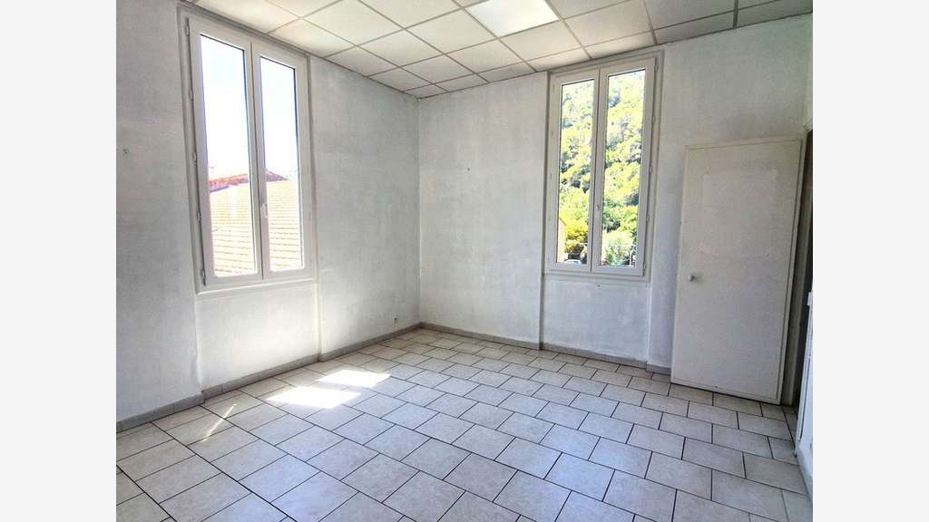 A louer bureaux en étage avec parkings 87m² Drap