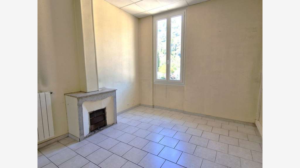 A louer bureaux en étage avec parkings 87m² Drap