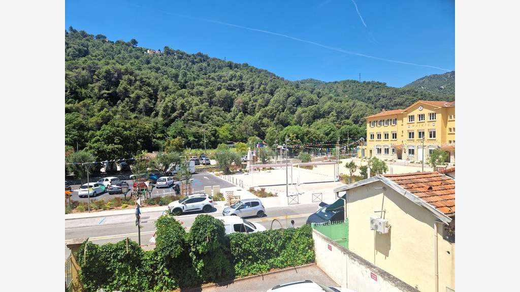 A louer bureaux en étage avec parkings 87m² Drap