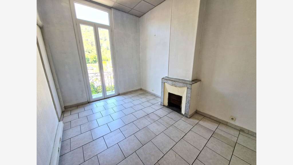 A louer bureaux en étage avec parkings 87m² Drap