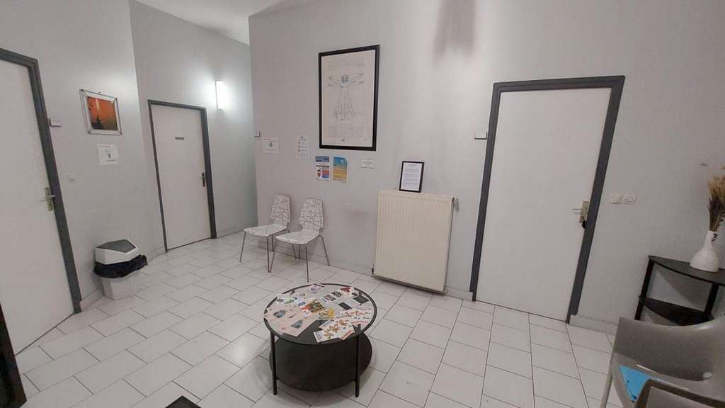 A louer locaux 79m² PMR 2 parking prives à Dreux