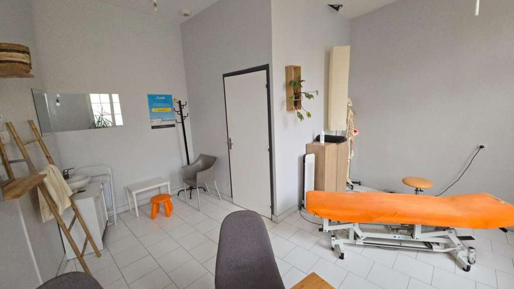 A louer locaux 79m² PMR 2 parking prives à Dreux