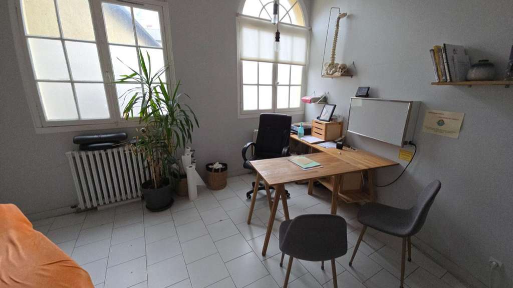 A louer locaux 79m² PMR 2 parking prives à Dreux