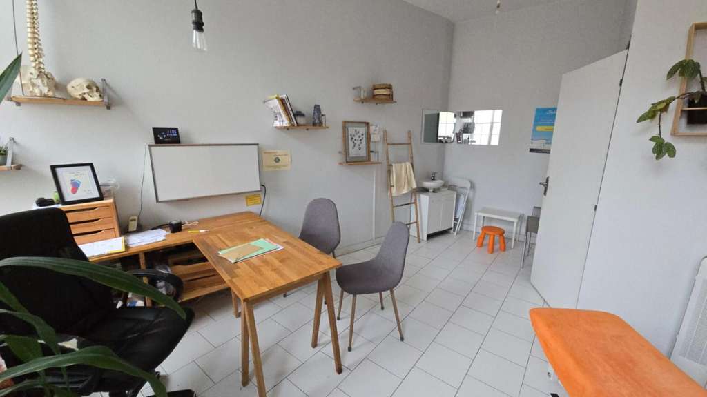 A louer locaux 79m² PMR 2 parking prives à Dreux