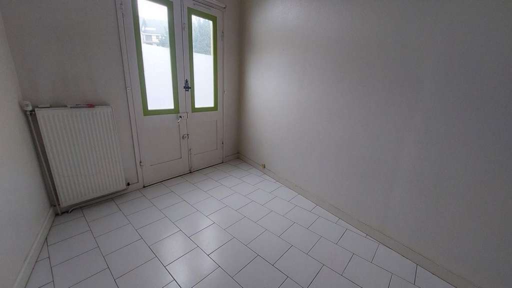 A louer locaux 79m² PMR 2 parking prives à Dreux