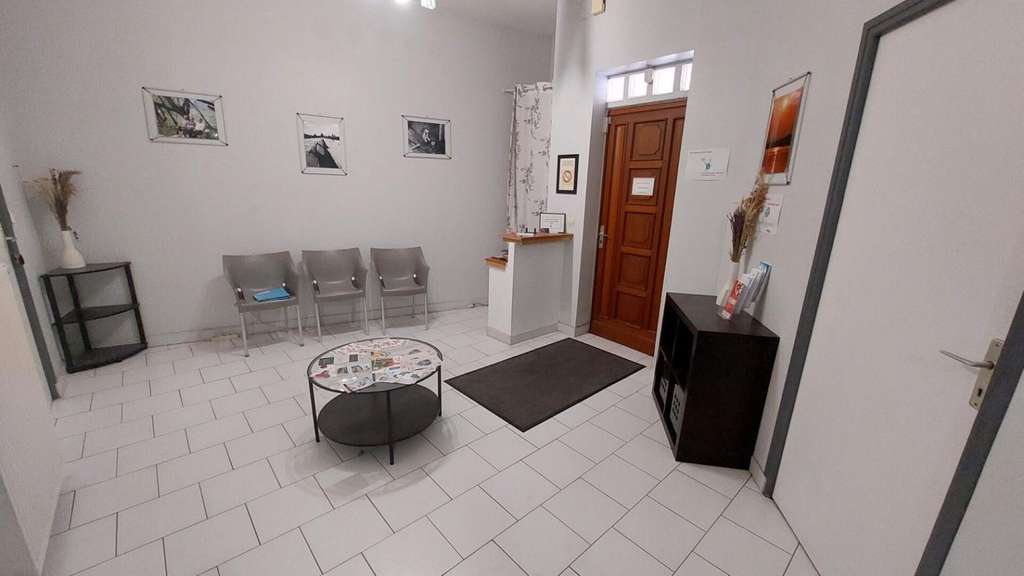 A louer locaux 79m² PMR 2 parking prives à Dreux