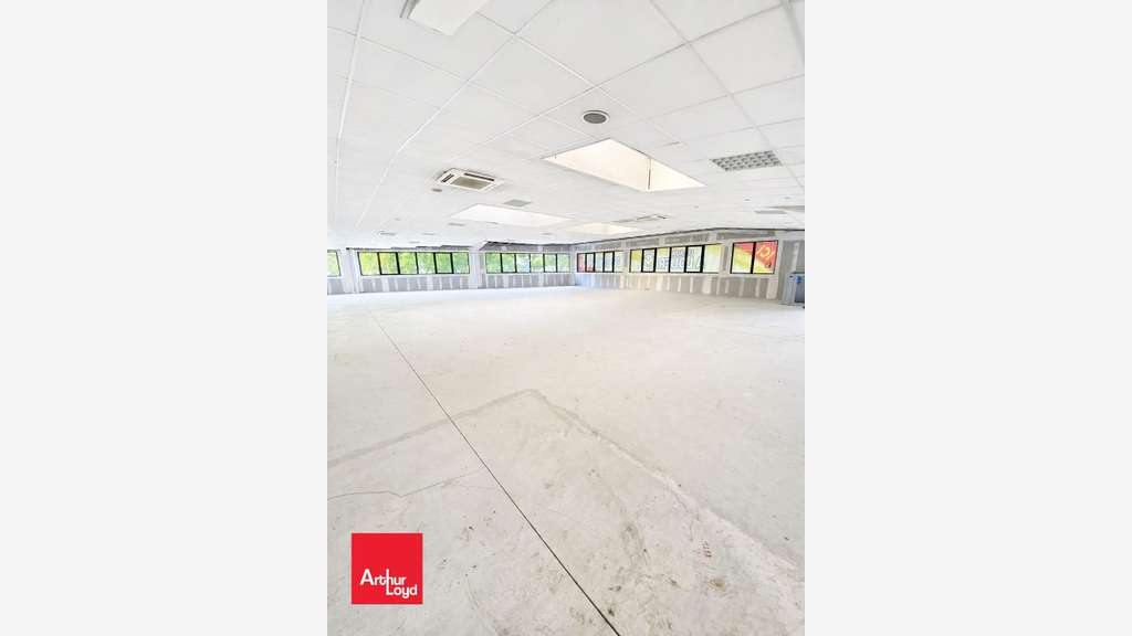 Loue locaux d'activités tertiaires 1147m² à Dreux