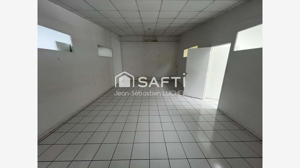 Local professionnel de 106m² à louer en zi à Ducos