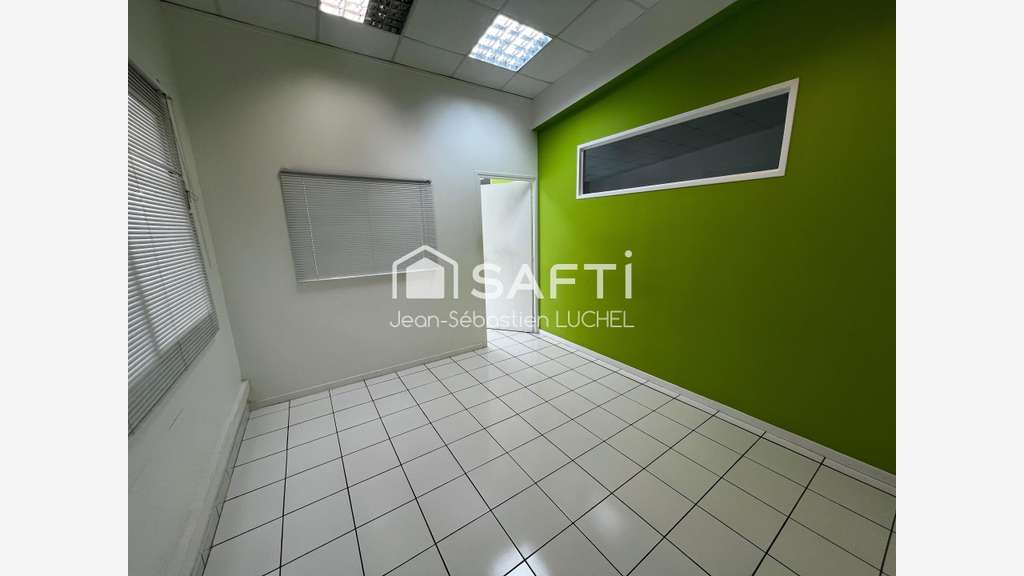 Local professionnel de 106m² à louer en zi à Ducos