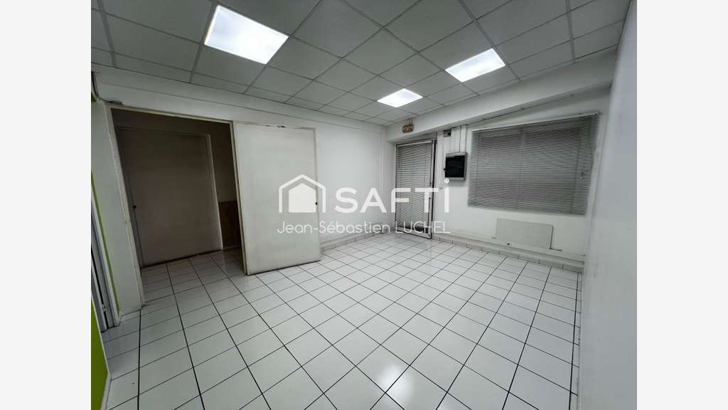 Local professionnel de 106m² à louer en zi à Ducos