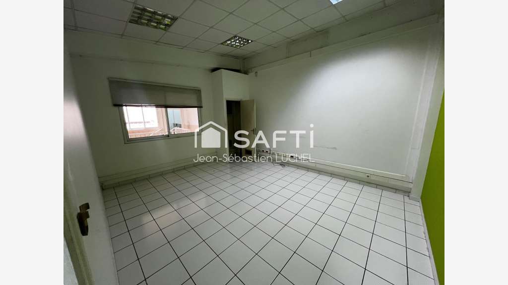 Local professionnel de 106m² à louer en zi à Ducos