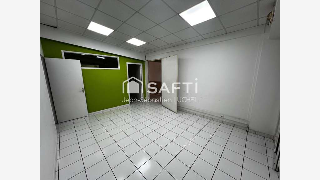 Local professionnel de 106m² à louer en zi à Ducos
