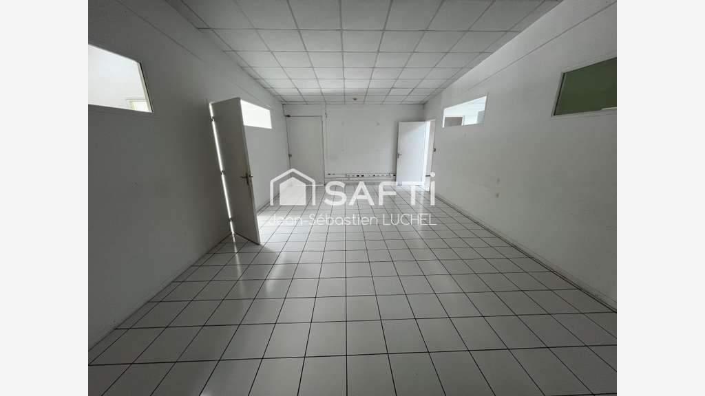 Local professionnel de 106m² à louer en zi à Ducos