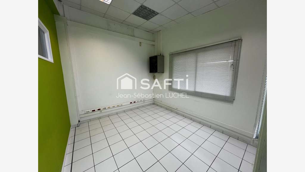 Local professionnel de 106m² à louer en zi à Ducos
