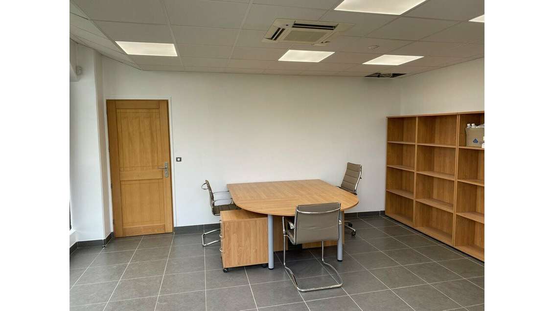 Bureaux refait à neuf 137m² à louer à Ecques (62)