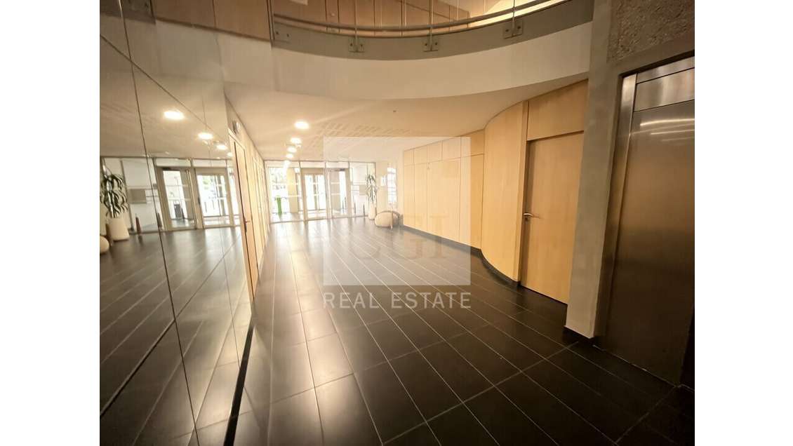 Bureaux 401m² RDC à louer à Écully