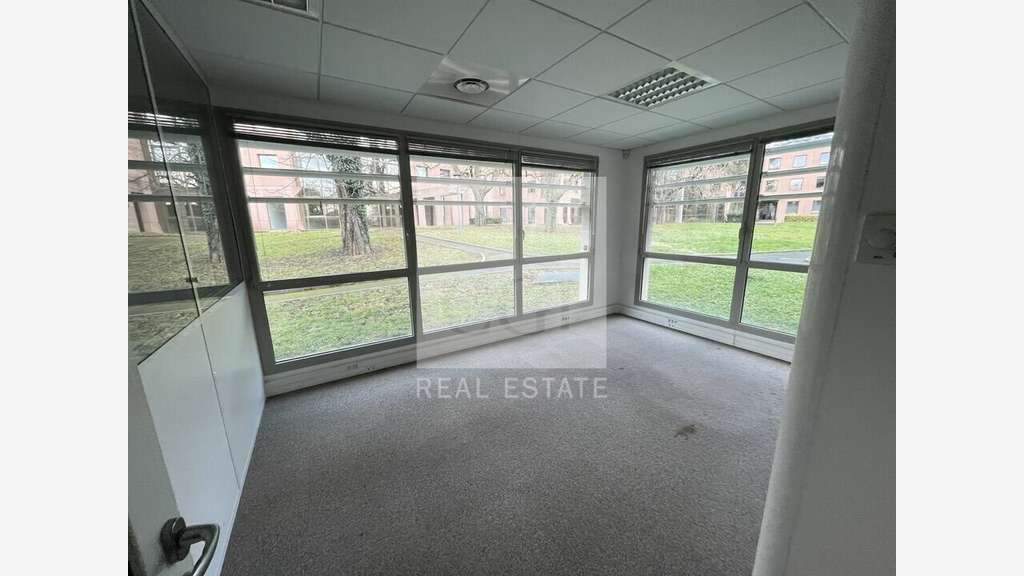 Bureaux 401m² RDC à louer à Écully
