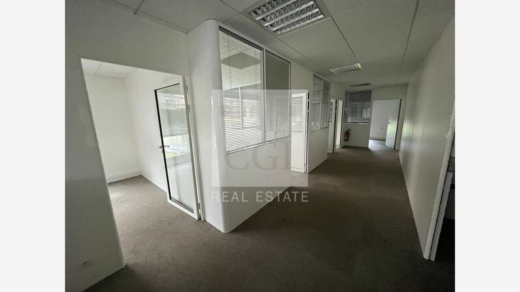 Bureaux 401m² RDC à louer à Écully