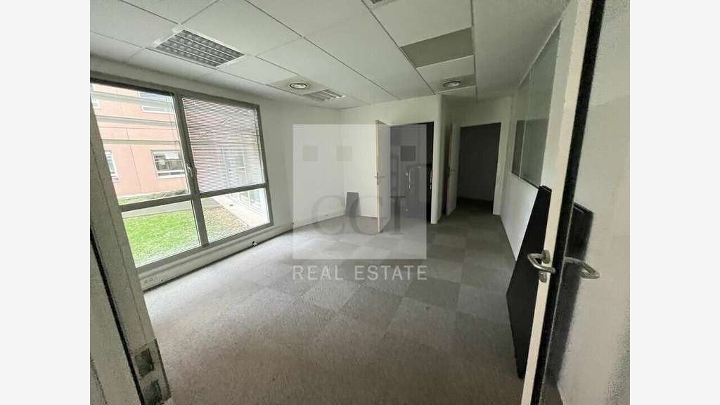 Bureaux 401m² RDC à louer à Écully