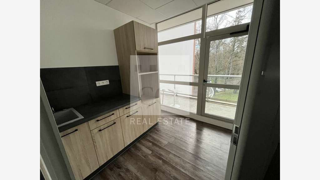 Bureaux 401m² RDC à louer à Écully