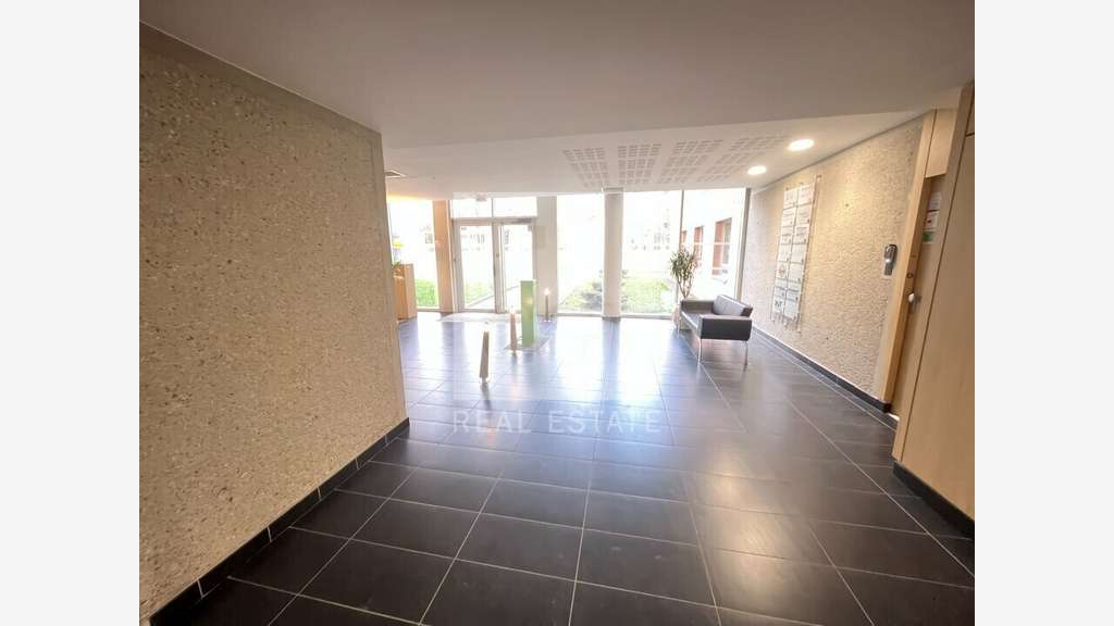 Bureaux 401m² RDC à louer à Écully