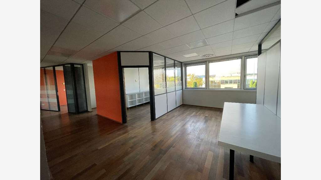 Bureaux 300m² rénovés à louer proche A6 à Écully