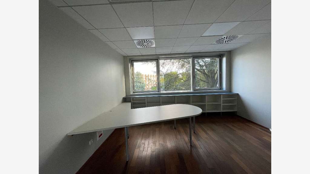 Bureaux 300m² rénovés à louer proche A6 à Écully