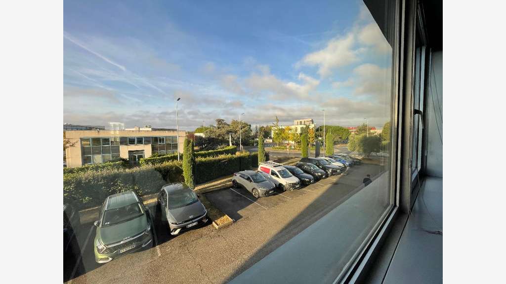 Bureaux 300m² rénovés à louer proche A6 à Écully