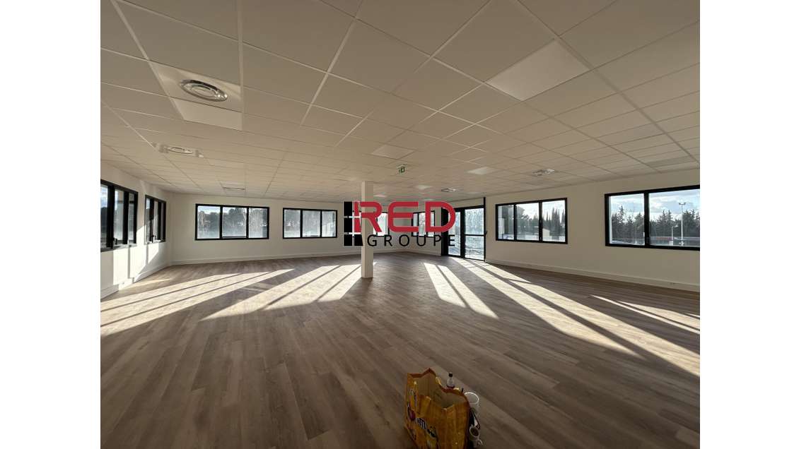 Bureau de 183m² avec terrasse à louer à Eguilles