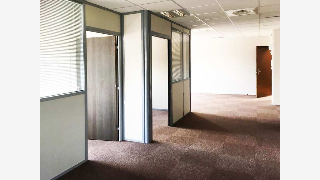 Bureaux de 92m² à louer au 1er étage à Eguilles