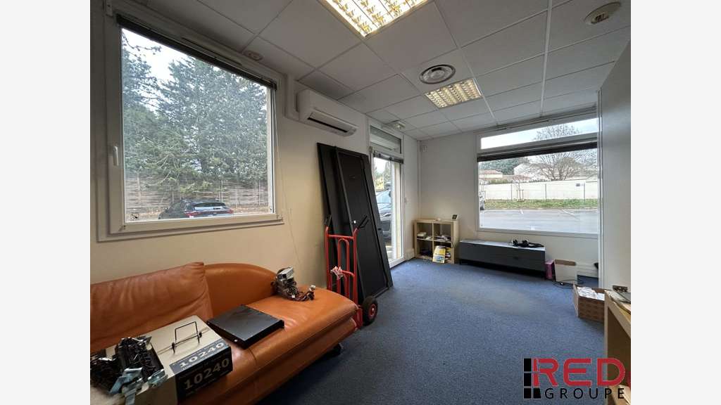 Local professionnel de 65m² à louer RDC à Eguilles