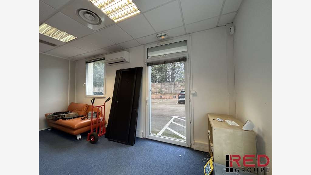 Local professionnel de 65m² à louer RDC à Eguilles