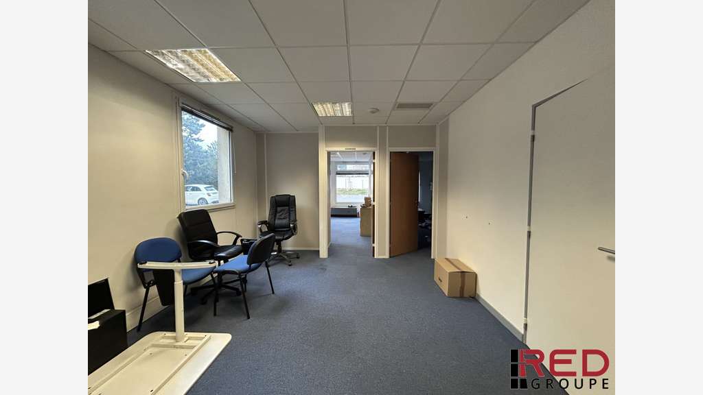 Local professionnel de 65m² à louer RDC à Eguilles