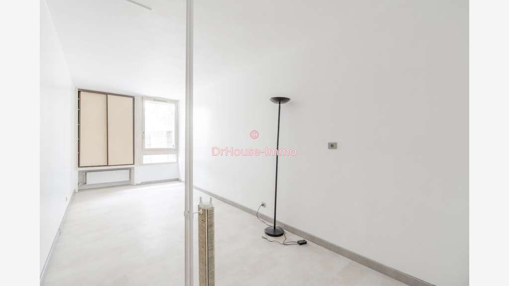 Bureau rénové de 20m² à louer à Élancourt