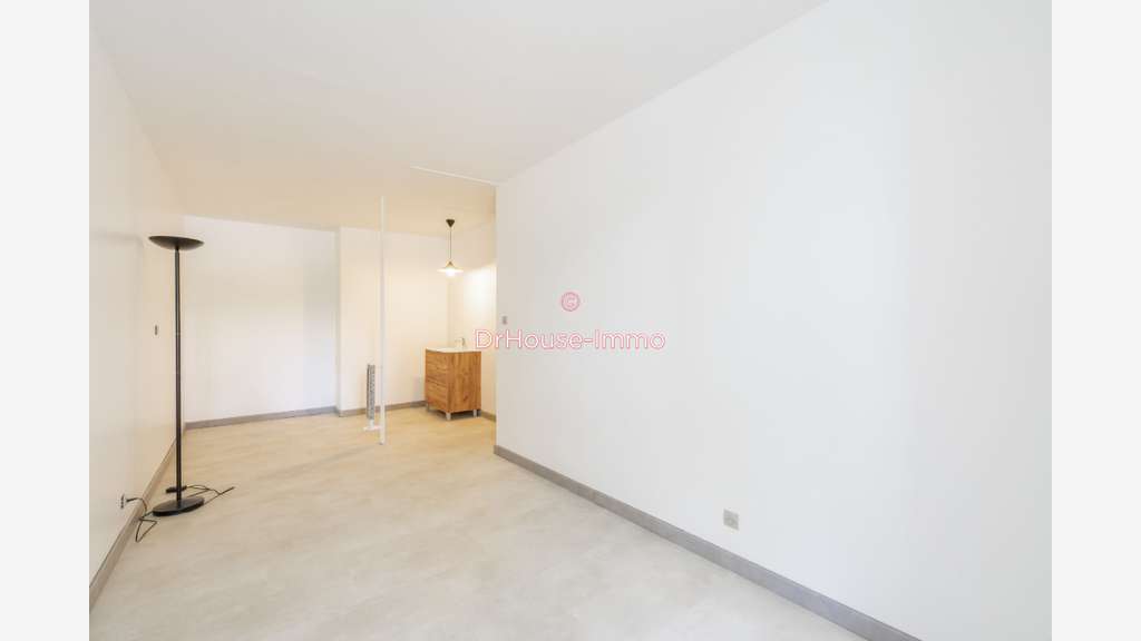 Bureau rénové de 20m² à louer à Élancourt