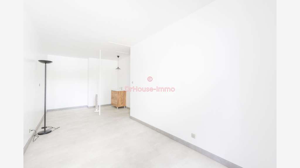 Bureau rénové de 20m² à louer à Élancourt