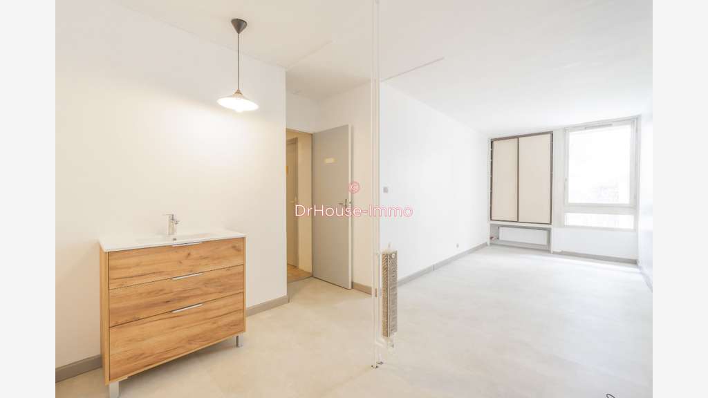 Bureau rénové de 20m² à louer à Élancourt