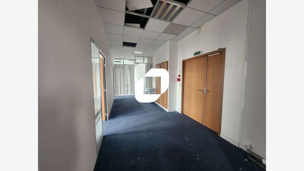 A louer Bureaux 196m² Elancourt