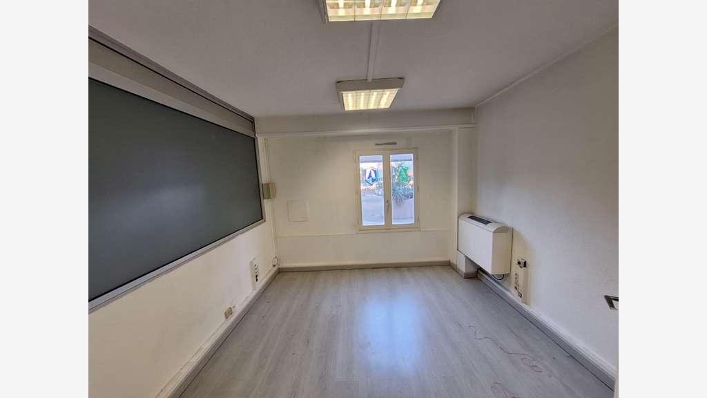 A louer bureaux 60m² excellente visibilité Fréjus