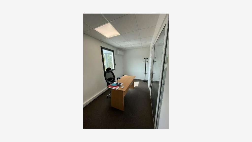 À louer bureaux 123m² à Entraigues ZA Le Plan