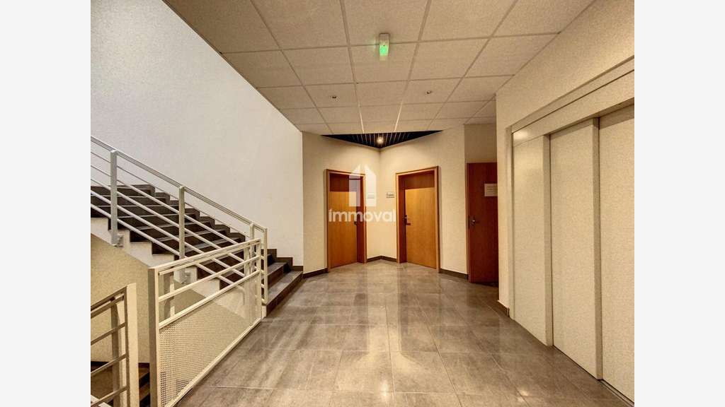 A louer bureaux 85m² R+1 vaste parking à Entzheim