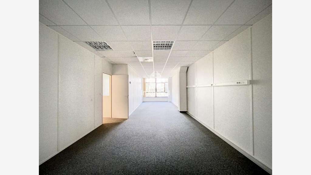 A louer bureaux 85m² R+1 vaste parking à Entzheim