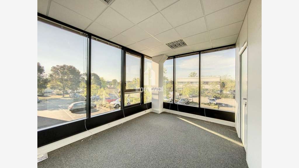 A louer bureaux 85m² R+1 vaste parking à Entzheim