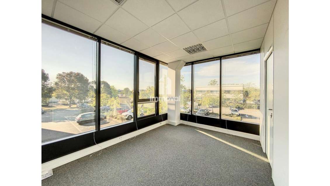 A louer bureaux 85m² R+1 vaste parking à Entzheim