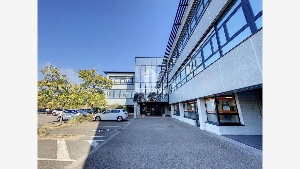 A louer bureaux 85m² R+1 vaste parking à Entzheim
