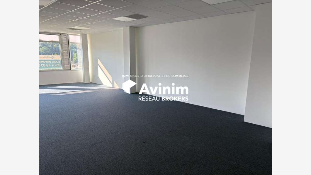 Disponible à la location : plateau de bureaux 